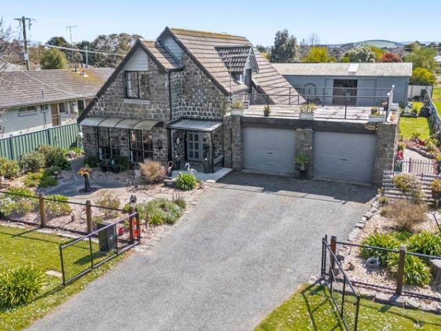 Timeless Bluestone Charm With Space To Enjoy In Central Ballan