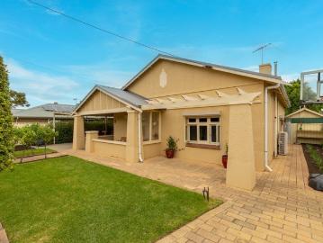 Timeless Bungalow in a Private Pocket