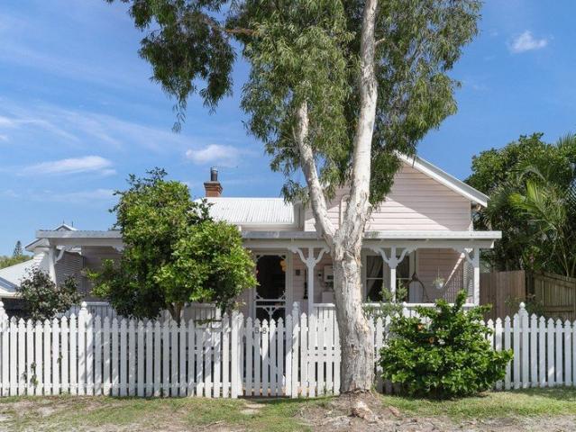 Timeless Byron Beach House in a Blue Chip Town Location