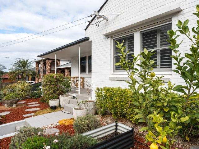 Timeless character, contemporary luxury & spectacular Mount Keira views