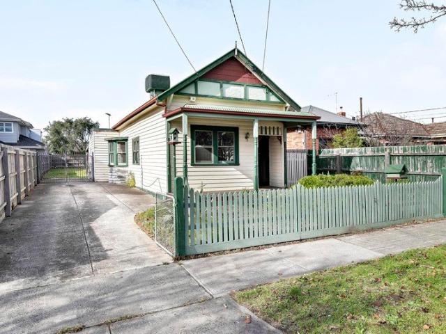 Timeless character, endless potential in a prime reservoir location