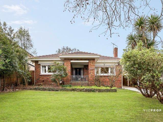 Timeless Character, Exceptional Potential in a Premier Ivanhoe East Location