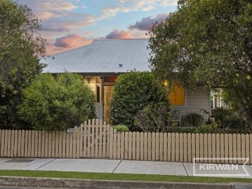 Cockle Creek, Newcastle - Equipped kitchen