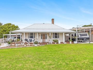 Moruya, Eurobodalla County - Parking, Swimming pool