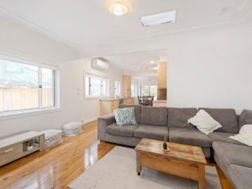Timeless Charm, Modern Comfort: 2 Bedroom Haven in Maroubra