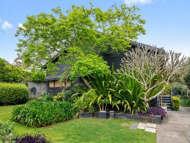 Charming Cottage moment to the Village and Beach Owner Says Sell!
