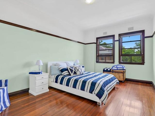 Timeless charm, spacious two bedroom flat in the heart of Richmond