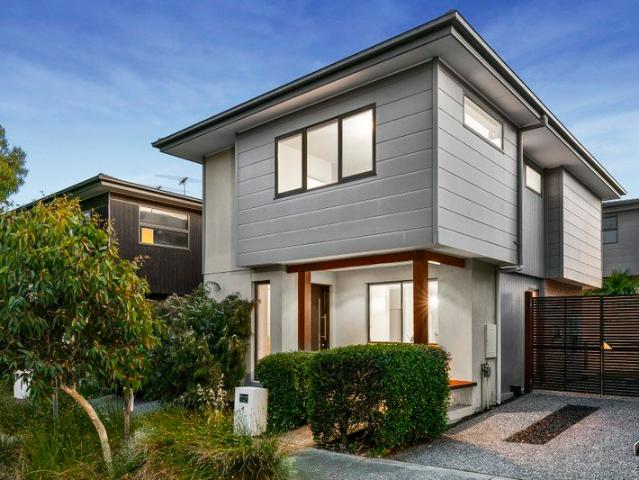 Timeless Contemporary Home, Tranquil Lifestyle Location