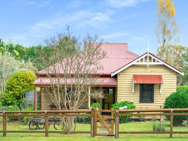 Timeless Country Charm on approx. 1 Acre with Exceptional Versatility