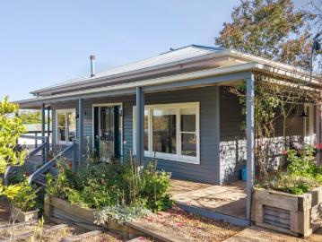 Timeless Country Charm Opposite the Botanical Gardens