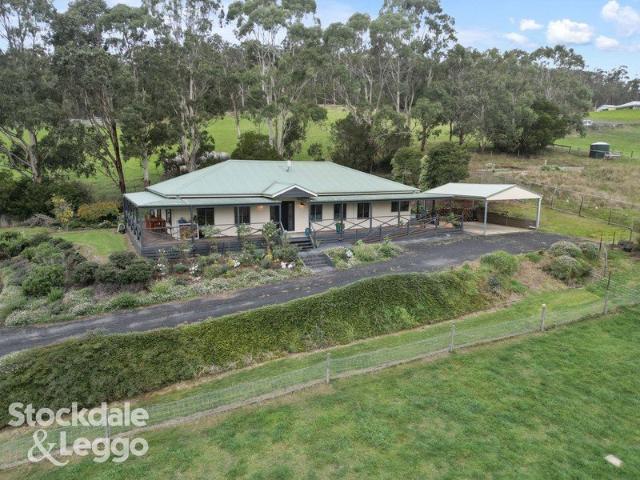 TIMELESS COUNTRY CHARM WITH STUNNING RURAL VIEWS