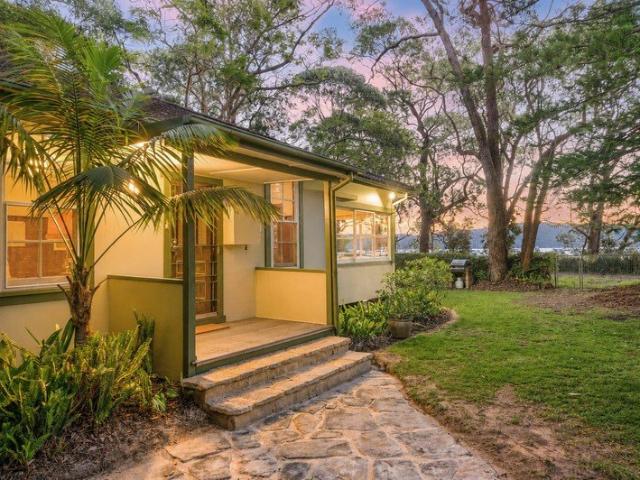 Timeless Clareville Cottage on Level Beachfront Land Just Steps to the Sand