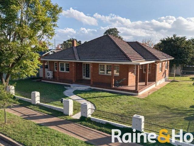 Timeless Double Brick Living in a Prime South Dubbo Location