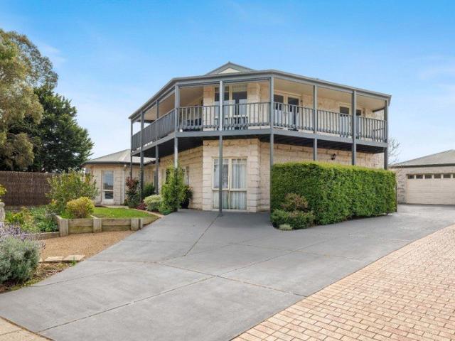 TIMELESS ELEGANCE & EXPANSIVE FAMILY LIVING!