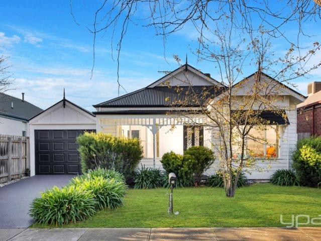 TIMELESS ELEGANCE IN THE HEART OF BOARDWALK ESTATE !