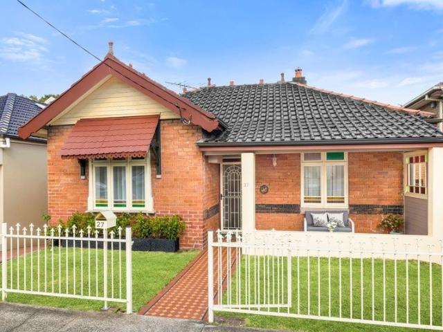 Timeless Family Charm in a Premier Lifestyle Setting