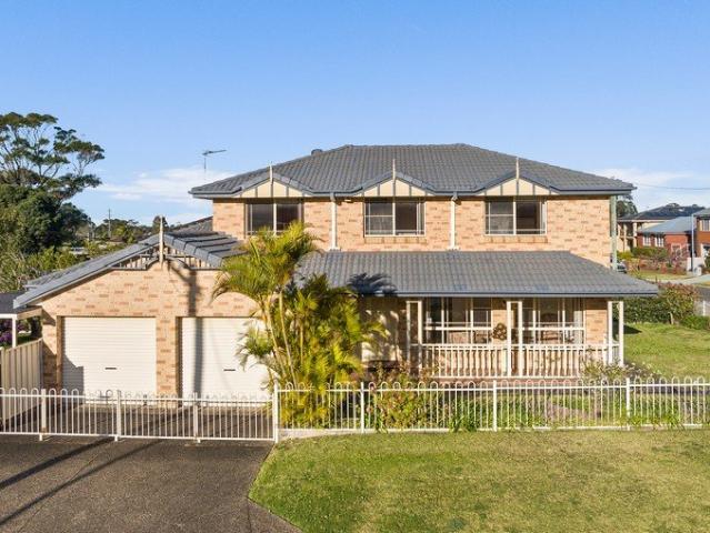 Timeless family home minutes to shops and beach