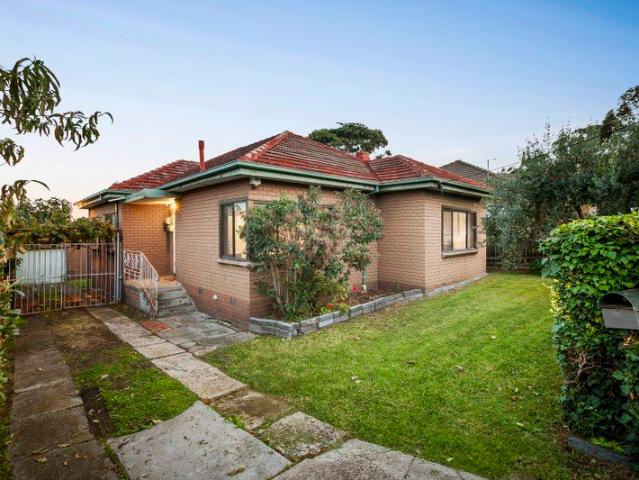 LAND 676 SQM, LOCATION & EXCEPTIONAL DEVELOPMENT POTENTIAL MOMENTS FROM COBURG LAKE