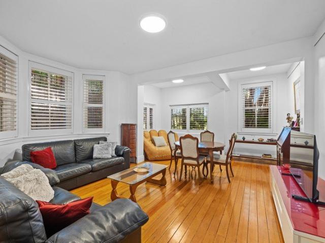 Timeless Ground Floor Art Deco charmer by Plumer Road village