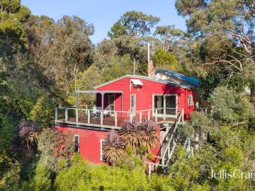 Timeless Hepburn retreat with sweeping views, almost one acre of gardens