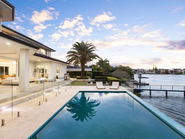 Timeless Main River Haven for Families and Entertainers