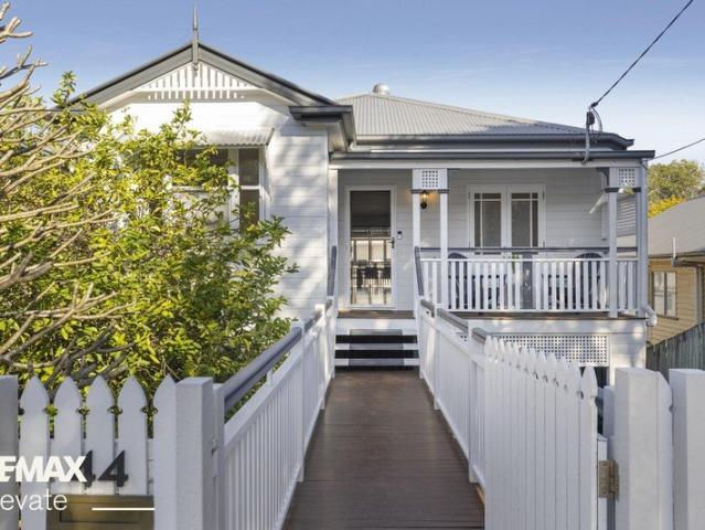 TIMELESS MODERN QUEENSLANDER WITH RESORT STYLE LIVING