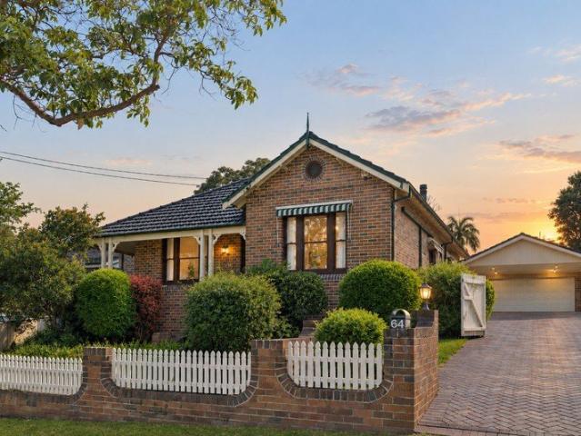 Timeless Oatley Charm in a Coveted Position