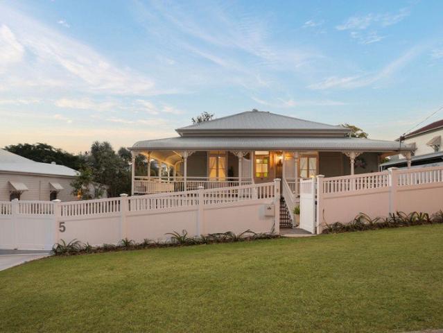 Timeless Queensland Charm, Beautifully Restored Prime Location Near Ipswich Girls' Grammar