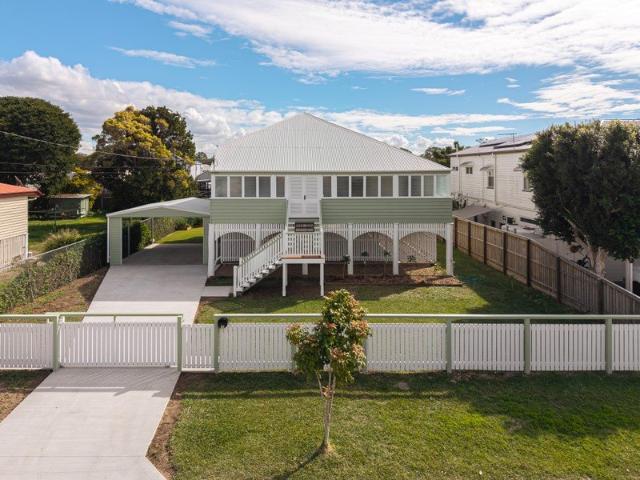 Timeless Queenslander Elegance on Expansive Family Grounds