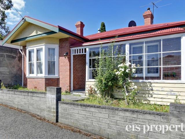 Timeless Sandy Bay Charm in an Enviable Lifestyle Setting