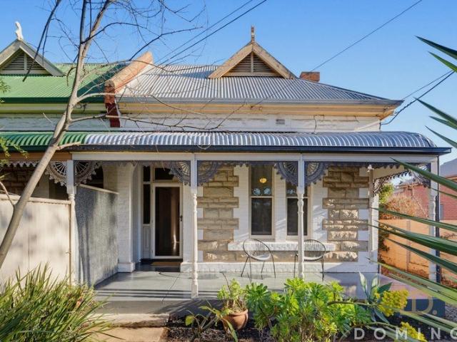 Timeless, stone fronted cottage in city fringe location