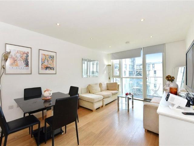 Times Square, London, E1 2 bed flat to rent £3,000 pcm £692 pw