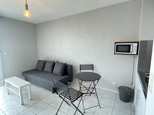TIMONE BAILLE: Studio meublé avec terrasse