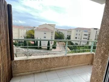TIMONE BAILLE: Studio meublé avec terrasse