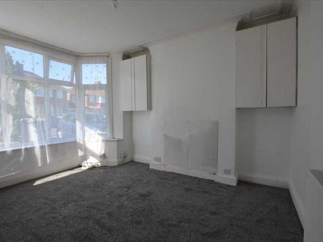 Tintern Avenue, Kingsbury 3 bed semi detached house to rent £2,300 pcm £531 pw