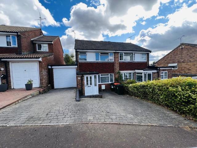 Tintern Road, Crawley, RH11 3 bed house to rent £1,850 pcm £427 pw
