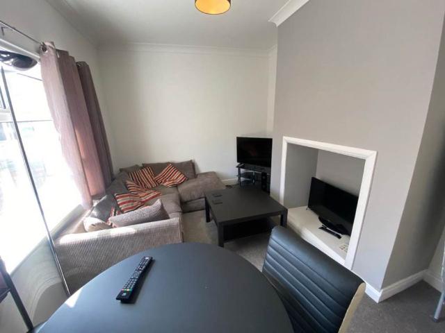Tinshill Lane Room 3, Horsforth, Leeds