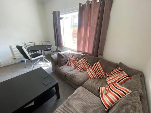 Tinshill Lane Room 2, Horsforth, Leeds
