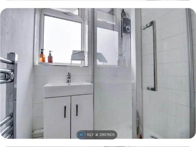 Tinshill Mount, Leeds LS16, 2 bed flat to rent, £975 pcm | PrimeLocation