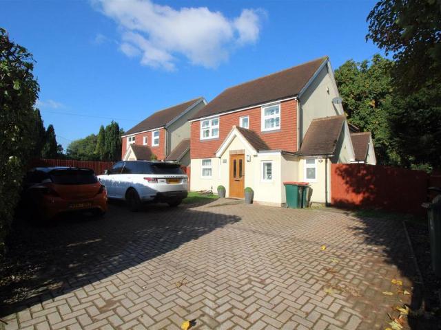 Tinsley Green, Crawley, West Sussex. 4 bed house to rent £2,600 pcm £600 pw