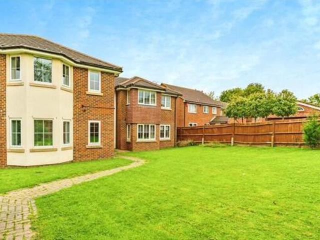 Tinsley Lane, Crawley, 2 Bedroom Flat