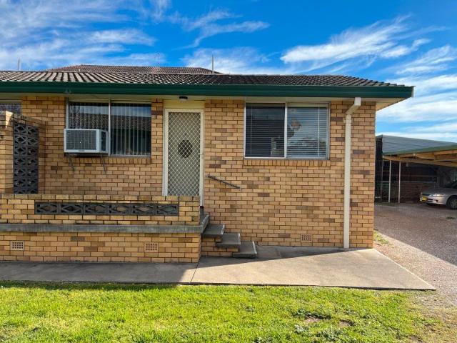 Tidy one bedroom unit close to CBD