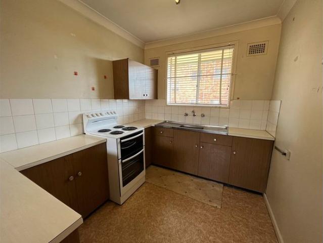 Tidy one bedroom unit close to CBD