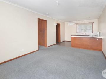 TIDY ONE BEDROOM UNIT WITHIN WALKING DISTANCE TO STOCKLAND WENDOUREE