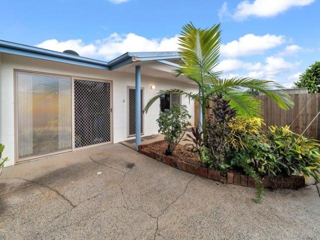 Tidy duplex with private yard