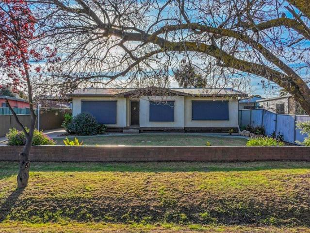 TIDY FAMILY HOME IN CONVENIENT ELMORE LOCATION
