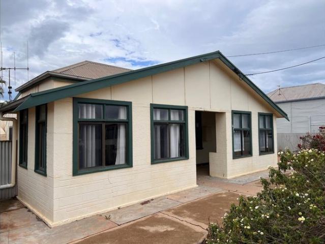Tidy home in the heart of Solomontown!