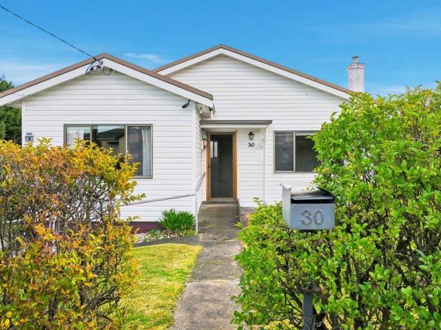 Tidy Home with Large Garage & Workshop