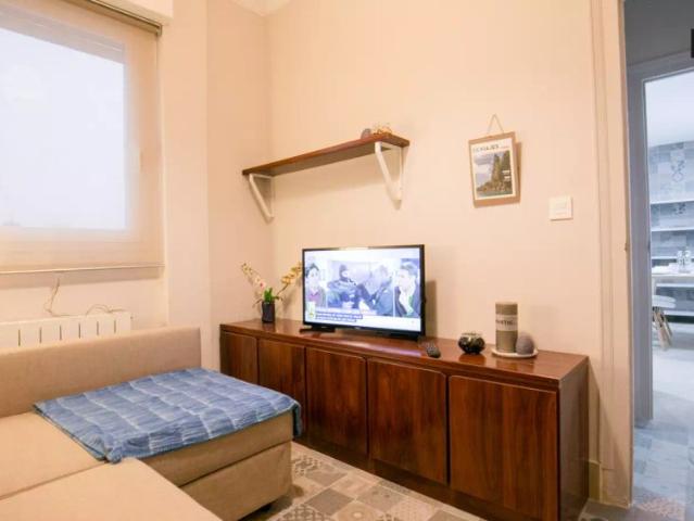 Tidy room for rent in 4 bedroom apartment in Deusto