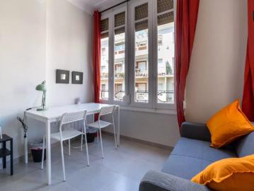 Tidy room for rent in 5 bedroom apartment in L'Eixample